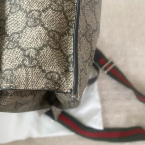 Authentic Gucci tote bag with signature Gucci logo and strap - Picture 12 of 16